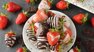 草莓巧克力甜品摆盘