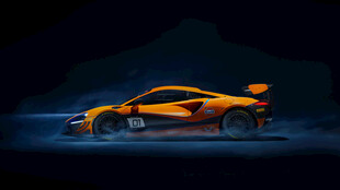 炫酷橙色跑车在夜色中