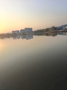 湖畔日出倒影静谧美景