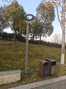 公园路边的垃圾桶与路灯
