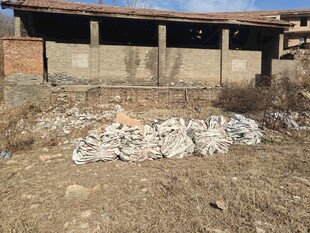 废弃建筑旁的碎石堆