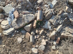 碎石堆中的杂物