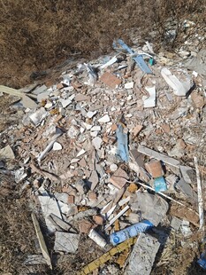 废墟中的杂乱建筑废弃物