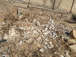 废弃场地的杂乱建筑垃圾