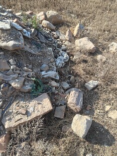 一堆散落的碎石块