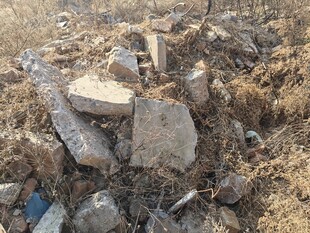 一堆杂乱石块与泥土场景