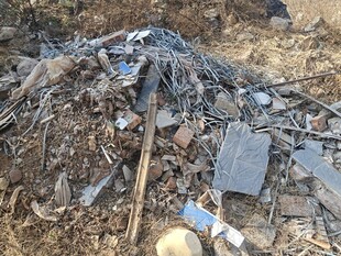 堆积的废旧金属杂物