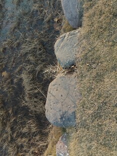 溪边堆叠的圆润石头