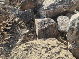 岩石堆中的神秘景象