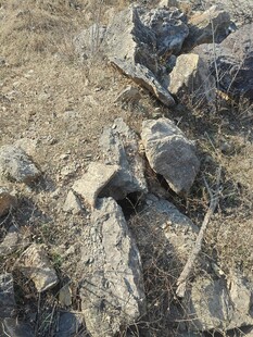 地面上的杂乱岩石