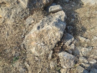 地面上的粗糙岩石