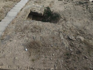 地面上的方形坑洞