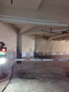 空旷室内施工场景