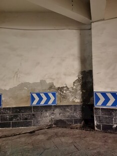 老旧地下空间墙面破损