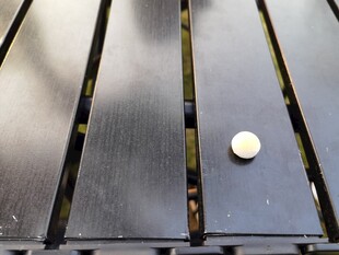 硬币置于多块金属板上