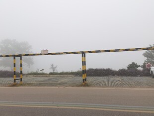 公路限高架雾中显身影