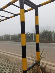道路旁的黄黑相间限高架