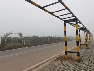 公路旁的金属防护架