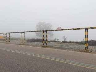 公路旁的防护栏杆