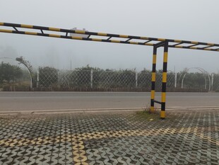 空旷场地中的金属框架设施