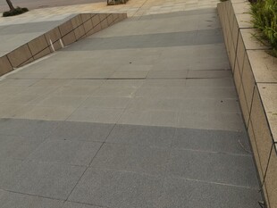 户外灰色石板铺就的步道