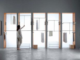 女子于室内窗边优雅起舞