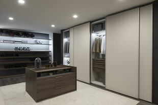 现代简约风格衣柜展示间