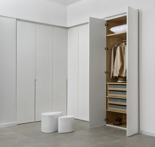 简约白色衣柜内部展示