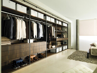 现代风格宽敞衣帽间