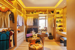 时尚温馨的衣帽间一角