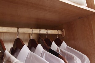 衣柜内挂着整齐的衣物