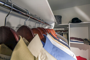 整洁衣帽间的多样衣物挂架