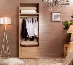 简约木质衣柜与温馨卧室