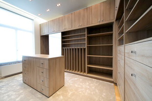 现代简约风木质衣柜空间