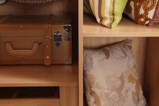 木质柜内的多样物品