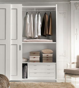 简约白色衣柜与室内一角