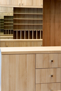 简约木质橱柜与置物架