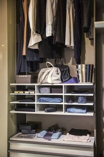 整洁有序的开放式衣柜收纳