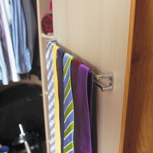 衣柜内挂着多彩领带