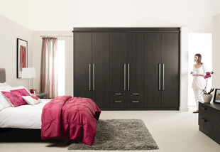 现代卧室衣柜与床的搭配