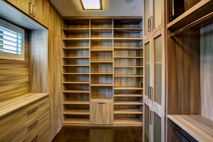 木质宽敞家庭藏书间