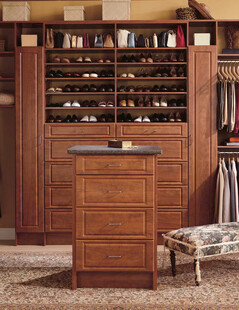 实木酒柜与精致家居一角