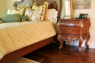 奢华卧室床与雕花床头柜