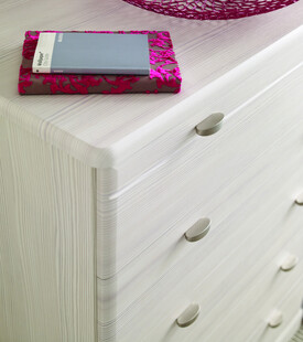 白色柜台上的粉色手机