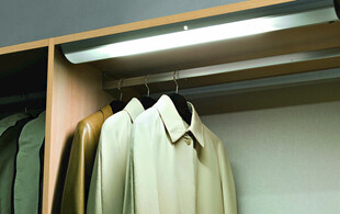 衣柜内悬挂的整洁衬衫