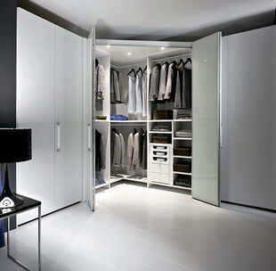 现代简约风格步入式衣帽间