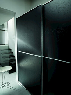 现代简约风格黑色衣柜