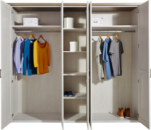 简约双门衣柜内衣物陈列