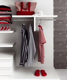 整洁衣柜展示多样服饰