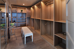 现代简约风木质衣帽间